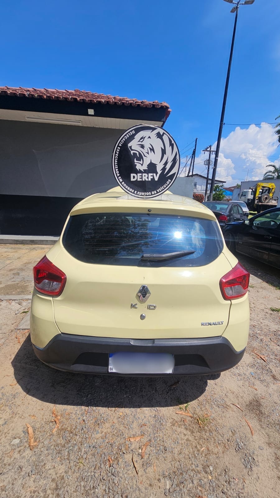 Mulher é presa ao ser flagrada em carro com placa adulterada na Cidade Nova