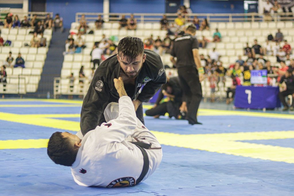 Amadeu Teixeira recebe Copa Cidade da Luta de Jiu-Jitsu 