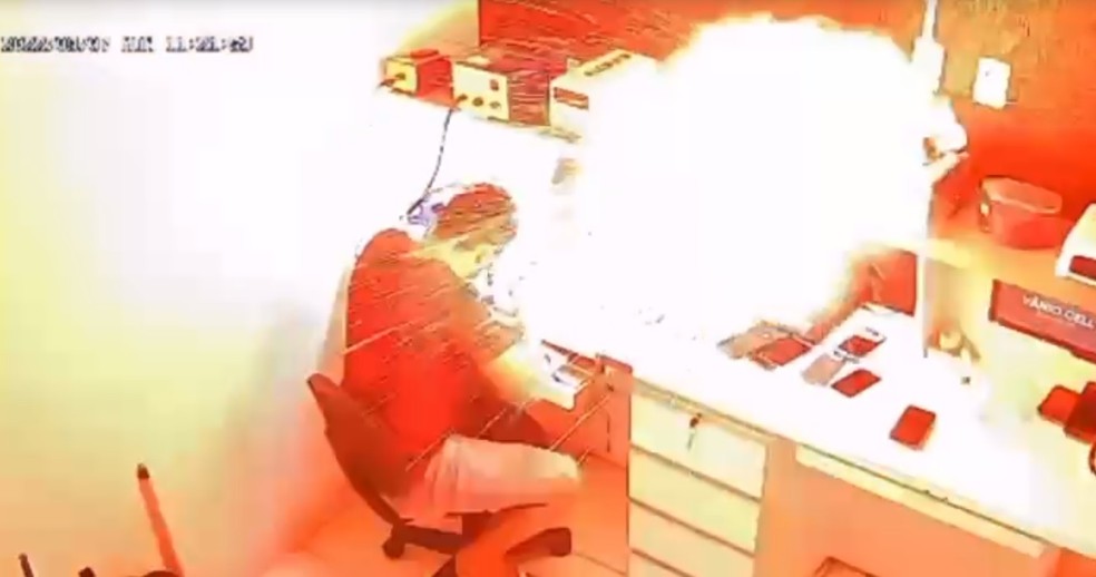Celular explode enquanto técnico fazia reparos em loja; vídeo