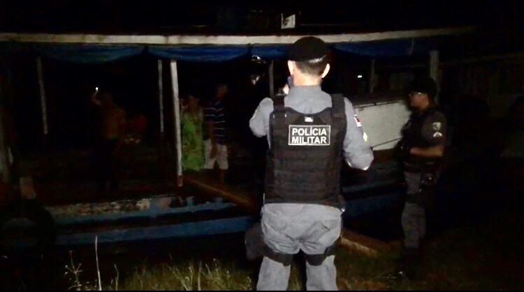 Criminosos invadem barco e matam adolescente em Manacapuru