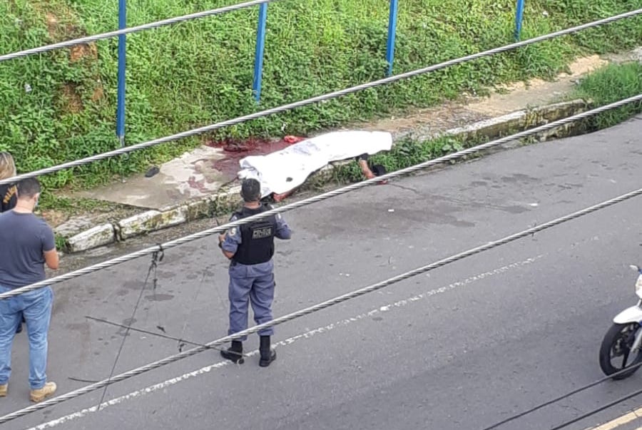 Homem é morto com facada no peito em avenida de Manaus