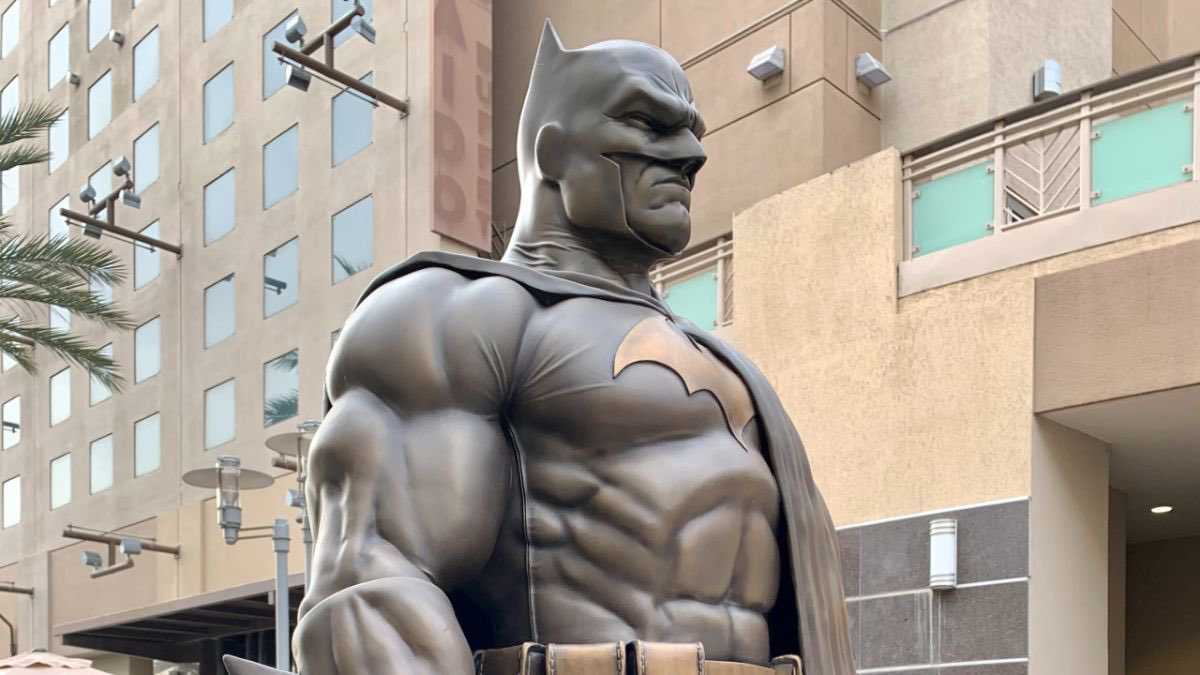 Batman ganha estátua de bronze em praça pública; saiba tudo