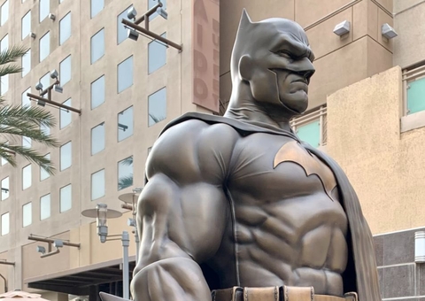 Batman ganha estátua de bronze em praça pública; saiba tudo
