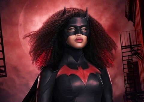 Batwoman tem novo pôster divulgado e atriz se emociona ao ver outdoor; veja
