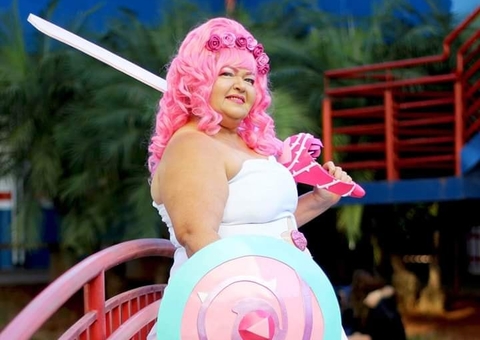 Tia Sol põe cosplays à venda para salvar pet