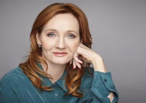 Após polêmica, J. K. Rowling devolve prêmio