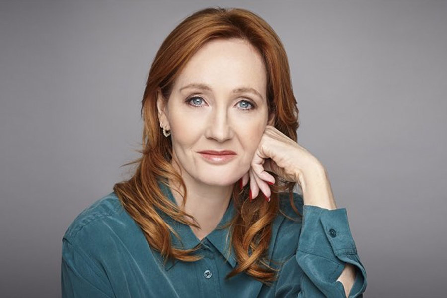 Após polêmica, J. K. Rowling devolve prêmio