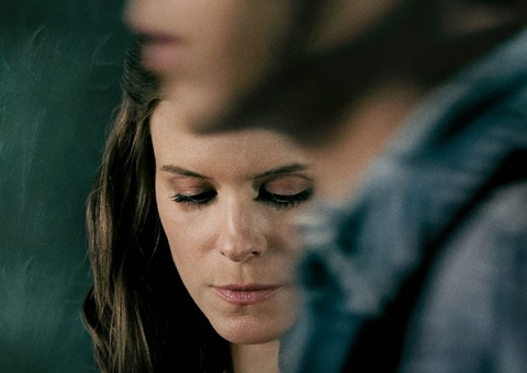 ‘A professora’ ganha trailer envolvente com Kate Mara