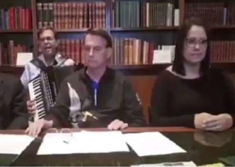 Com sanfona e 'Ave Maria', Bolsonaro faz homenagem às vítimas do Coronavírus