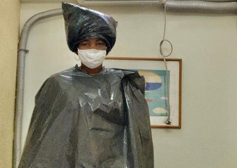 Mulher é obrigada a vestir saco plástico para realizar tratamento odontológico