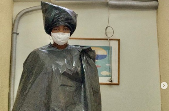 Mulher é obrigada a vestir saco plástico para realizar tratamento odontológico