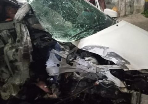 Mulher fica ferida e carro destroçado em acidente assustador em Manaus
