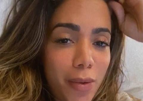 Internada, Anitta rebate desaforo de seguidora e dá no olho