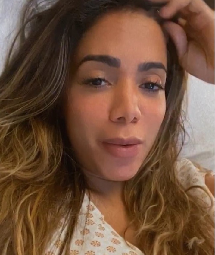 Internada, Anitta rebate desaforo de seguidora e dá no olho