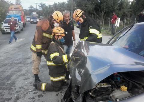 Acidente gravíssimo na AM-010 deixa feridos e cenário de destruição