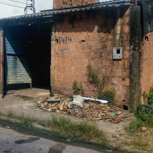Homem abre porta para estranho e leva vários golpes de terçado em Manaus 