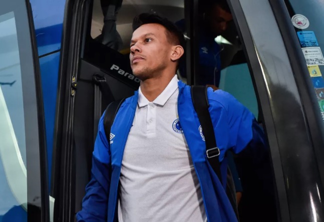 Jogador Henrique, do Cruzeiro, cai em penhasco ao sofrer acidente de carro