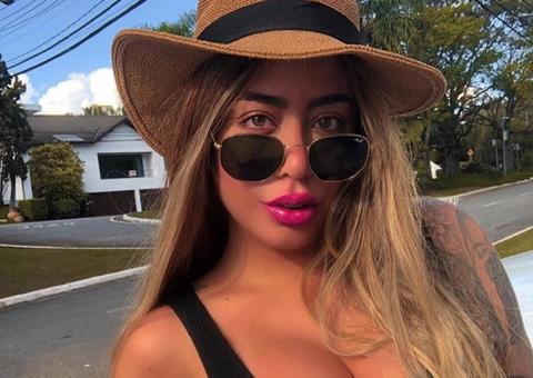 Irmã de Neymar, Rafaella Santos posa sexy com seios de fora