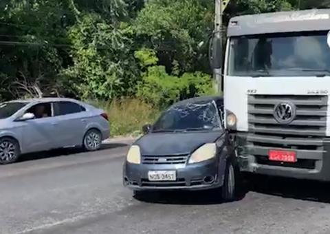 Em Manaus, mulher fica presa às ferragens após colidir carro em caminhão