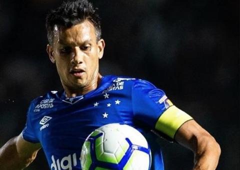 Jogador do Cruzeiro, Henrique despenca com carro em penhasco em acidente