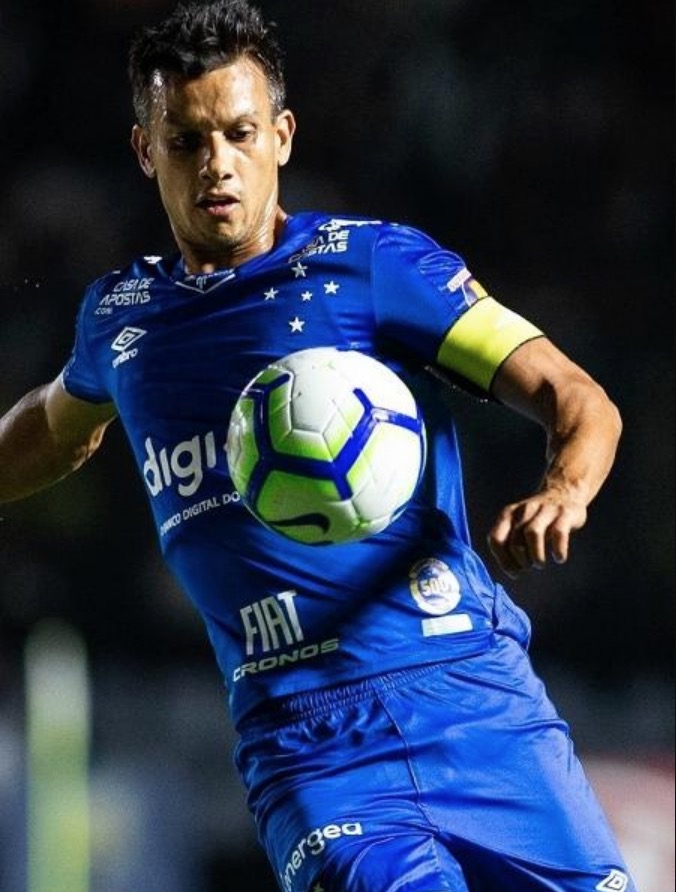 Jogador do Cruzeiro, Henrique despenca com carro em penhasco em acidente
