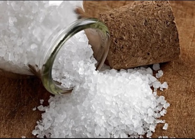 Banho de sal grosso: dicas para afastar mau-olhado e evitar energias negativas