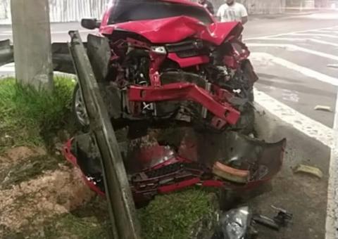 Carro fica aos pedaços ao colidir com poste em avenida de Manaus