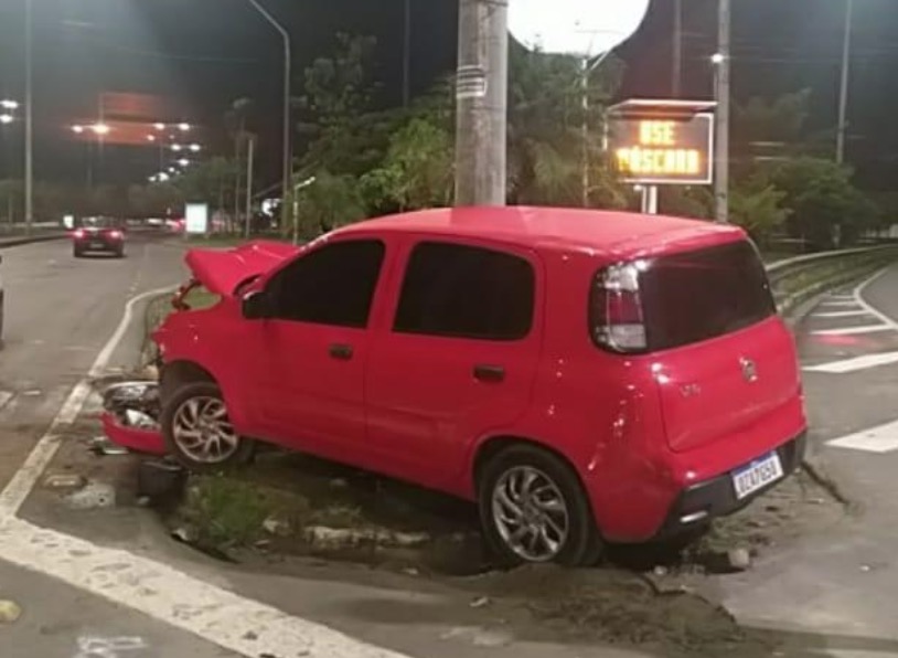 Carro fica aos pedaços ao colidir com poste em avenida de Manaus