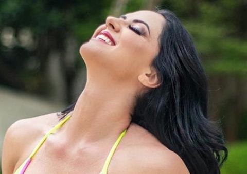 Graciele Lacerda dá levantadinha em piscina e deixa pouco para imaginação