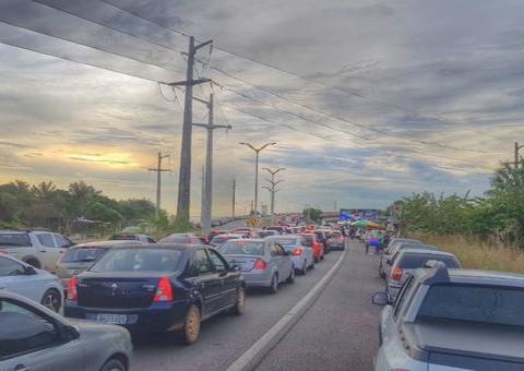 Capotamento cria engarrafamento quilométrico na Ponte Rio Negro