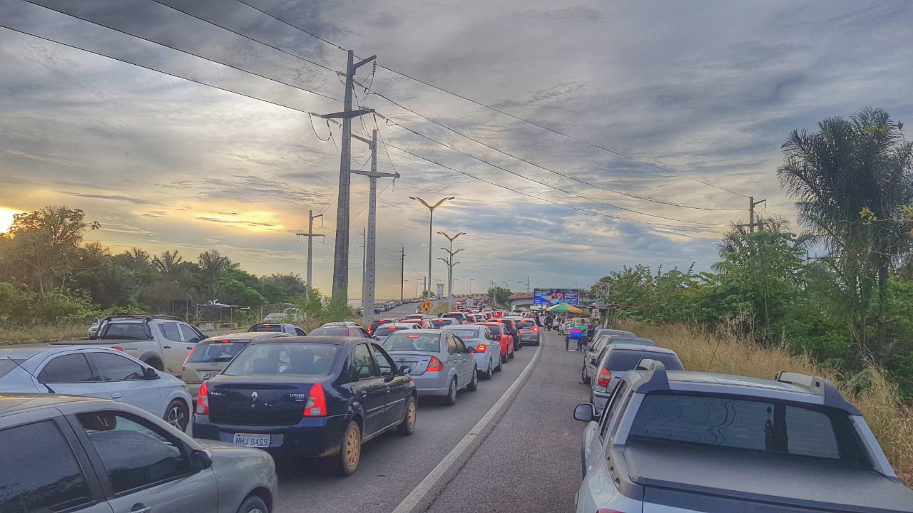 Capotamento cria engarrafamento quilométrico na Ponte Rio Negro
