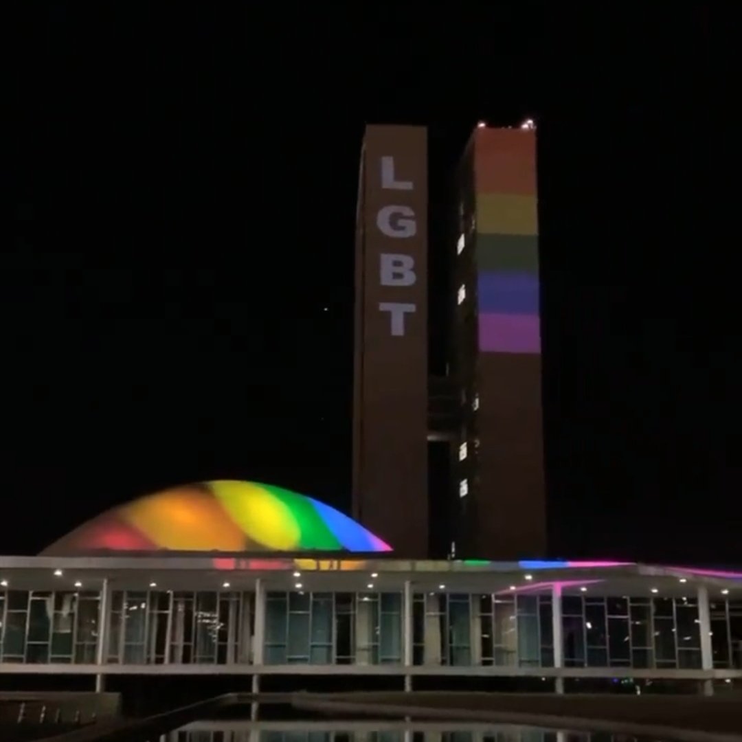 Congresso Nacional é iluminado com cores do arco-íris em homenagem ao Dia do Orgulho LGBTI
