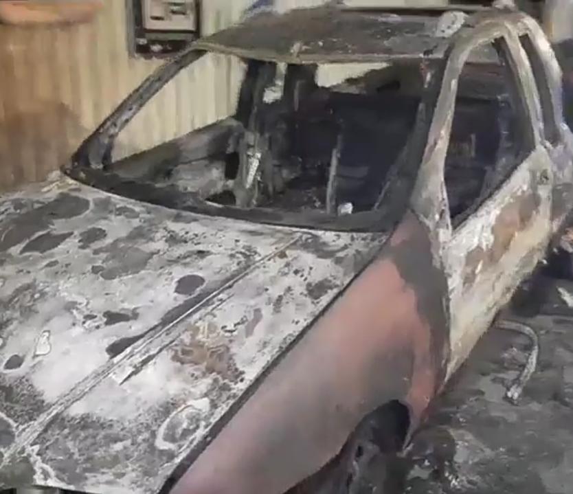 Carro em chamas assusta motoristas em rotatória de Manaus