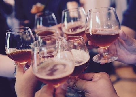 Mais de 80 clientes testam positivo para coronavírus após reabertura de bar