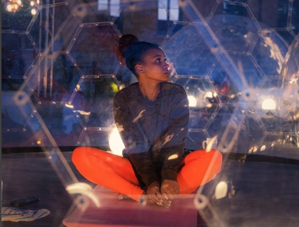 Aulas de ioga são praticadas dentro de 'bolhas' para evitar transmissão do coronavírus