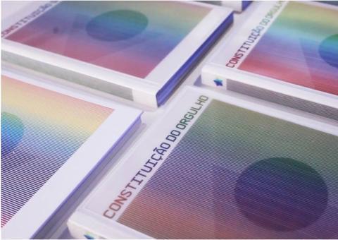 Constituição Federal recebe cores do arco-íris para celebrar 'Orgulho LGBT'