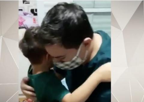Após ficar internado com coronavírus, pai reencontra filho e vídeo emocionante viraliza na web