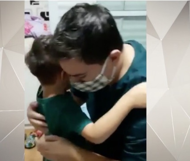 Após ficar internado com coronavírus, pai reencontra filho e vídeo emocionante viraliza na web