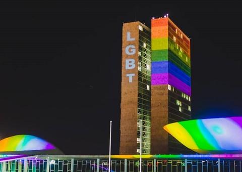 Congresso Nacional é iluminado com cores do arco-íris em homenagem ao Dia do Orgulho LGBTI