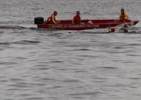 Jet ski pega fogo durante abastecimento no lago do Tarumã