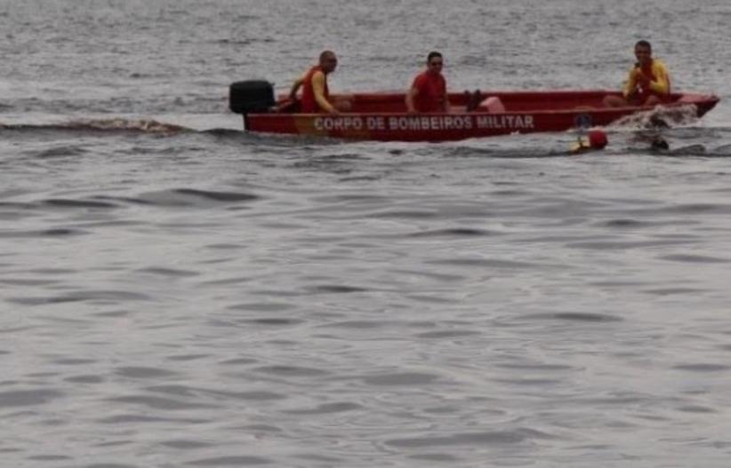 Jet ski pega fogo durante abastecimento no lago do Tarumã