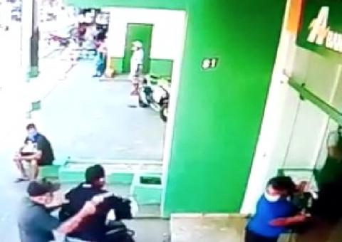 Vídeo: Homem é baleado dentro de banco no Amazonas