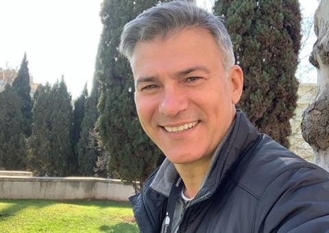 Ator Leonardo Vieira ganha declaração do marido ao comemorar 12 anos juntos 