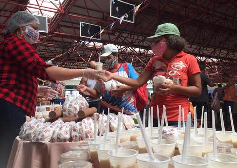 Pessoas em situação de rua têm almoço de comidas juninas em Manaus