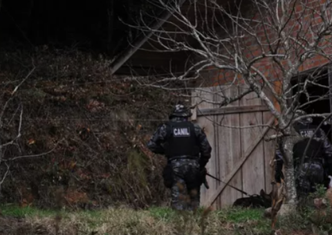 Menino de 7 anos presencia morte da avó, incêndio em casa e sequestro da irmã