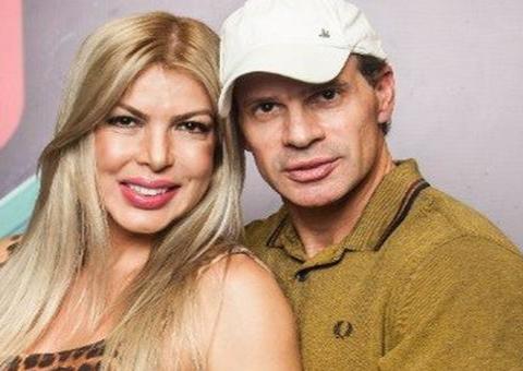 Túlio Maravilha e esposa protagonizam beijaço inusitado e web reage: ‘desentupidor’