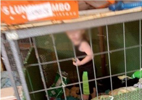 Bizarro: bebê de 1 ano é mantido em cativeiro ao lado de cobras e ratos