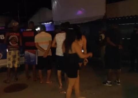 Festa clandestina com aproximadamente 100 pessoas é fechada pela polícia