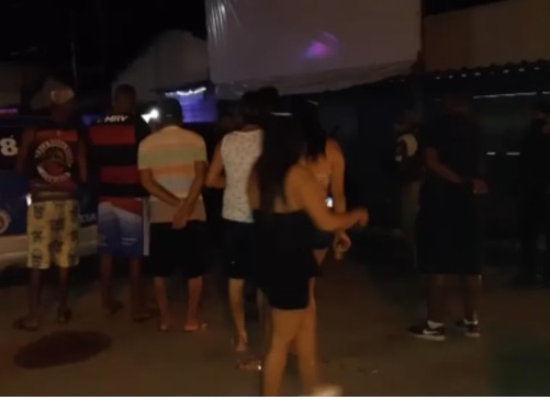 Festa clandestina com aproximadamente 100 pessoas é fechada pela polícia