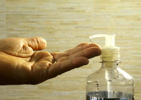 Três pessoas morrem e uma fica cega após beberem álcool em gel